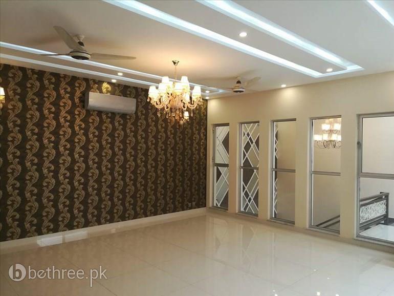 1 KANAL HOUSE FOR SALE BEAUTIFUL LOCATION IN DHA PHASE 5 
