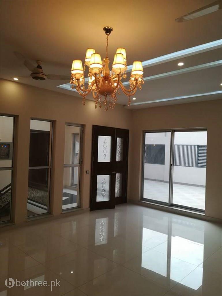 1 kanal house with basement and swimming poolfor sale in DHA phase 5 (Warm)